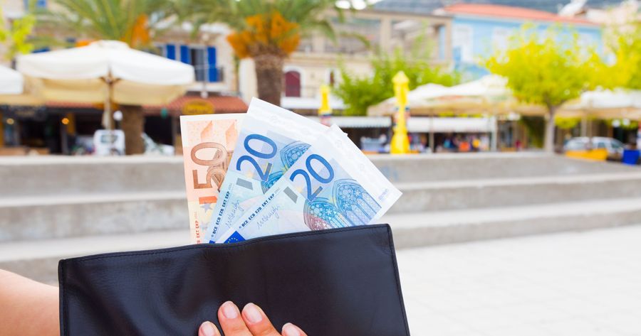 How to Save Money While On Vacation